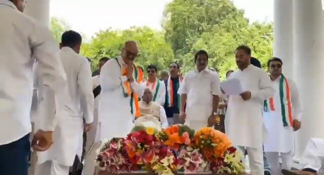 4 former J&K legislators, 3 DDC members among 21 leaders join Congress;Former bureaucrat Gazzanfar Ali in list, big setback for DPAP, AAP