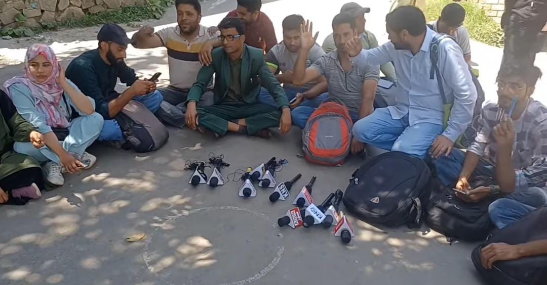 Journalists protest against DDC Chairman Budgam’s ‘terrorist’ remarks, seek apology