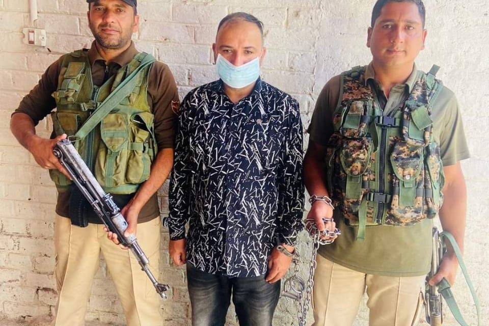 Police busts deceptive jeweller in counterfeit gold ornament scam in Pulwama; accused arrested