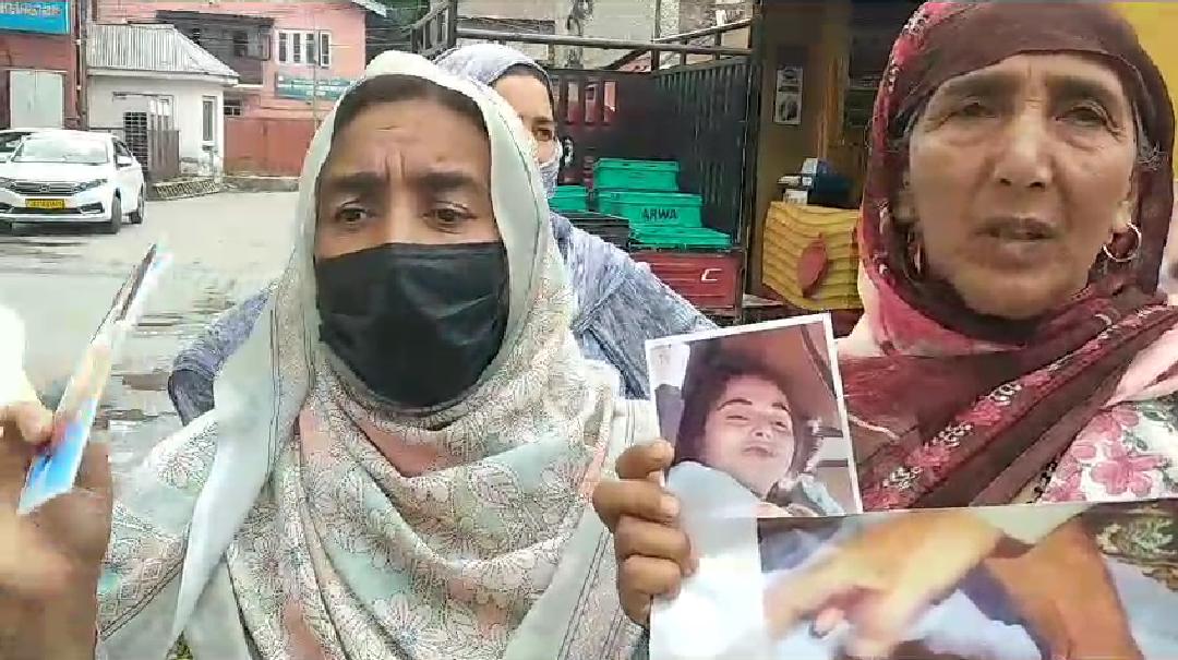 Murder or Suicide ? Bandipora family stage protest seeks intervention of district police chief