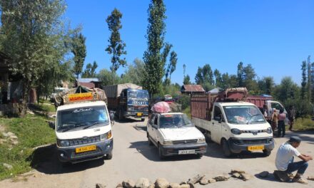 Protesters block road against shortage of Potable water in Budgam village