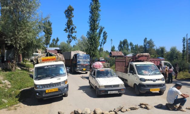 Protesters block road against shortage of Potable water in Budgam village