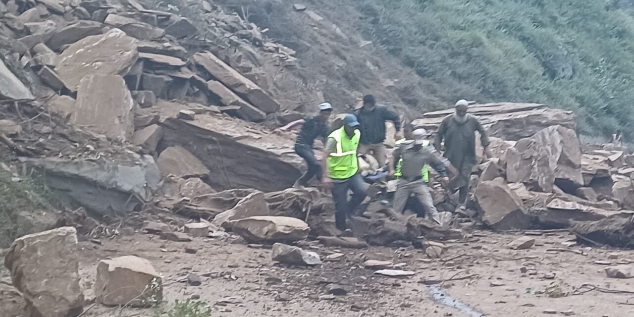 Four killed as boulder sends car hurtling down hill in Banihal;‘Traffic suspended on the highway’