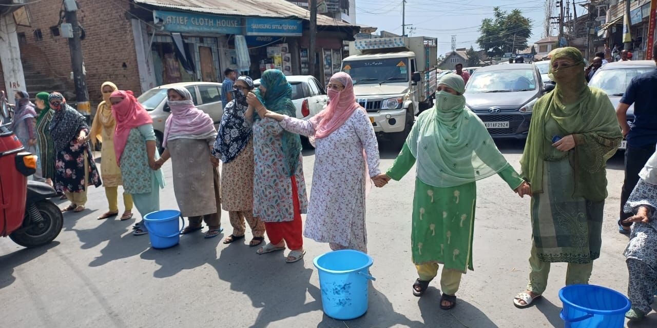 Rainawari residents block road near JLNM hospital over water shortage