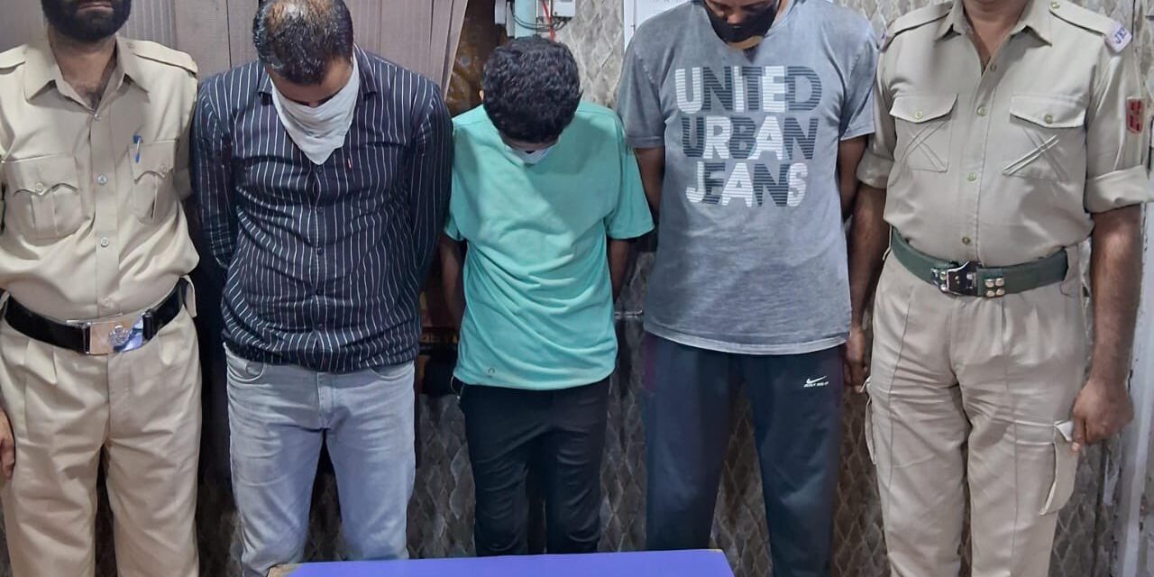 3 members of mobile stealing gang arrested, 11 stolen phones recovered: Sgr Police