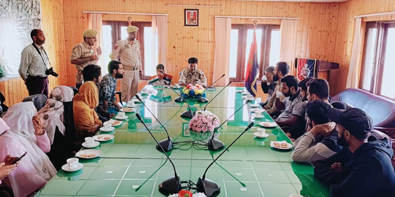 Ganderbal Police Held Meeting with the Families Of Police Martyrs At DPL Ganderbal