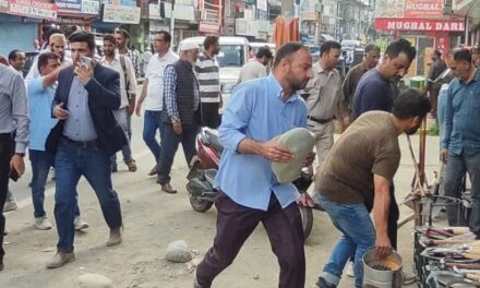 Dist Admin conducts anti- encroachment drive in main market Ganderbal