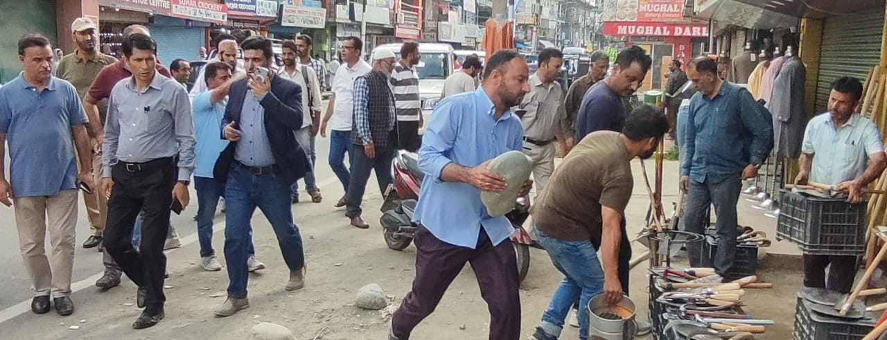 Dist Admin conducts anti- encroachment drive in main market Ganderbal