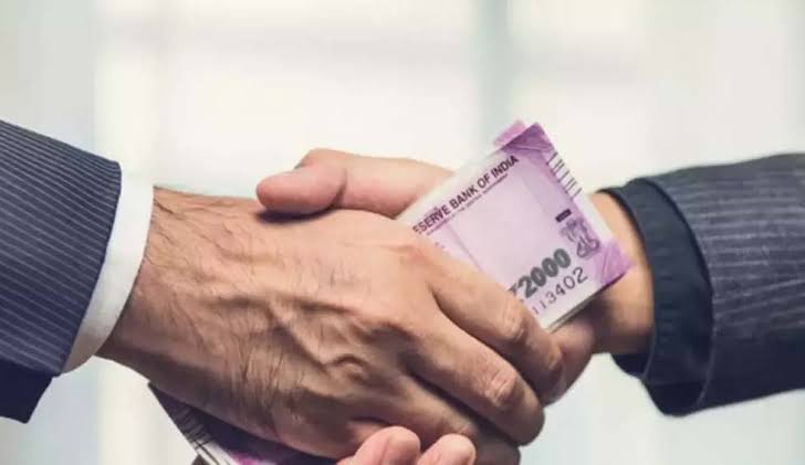 Traffic cop arrested while taking Rs 9,000 bribe in Sonamarg