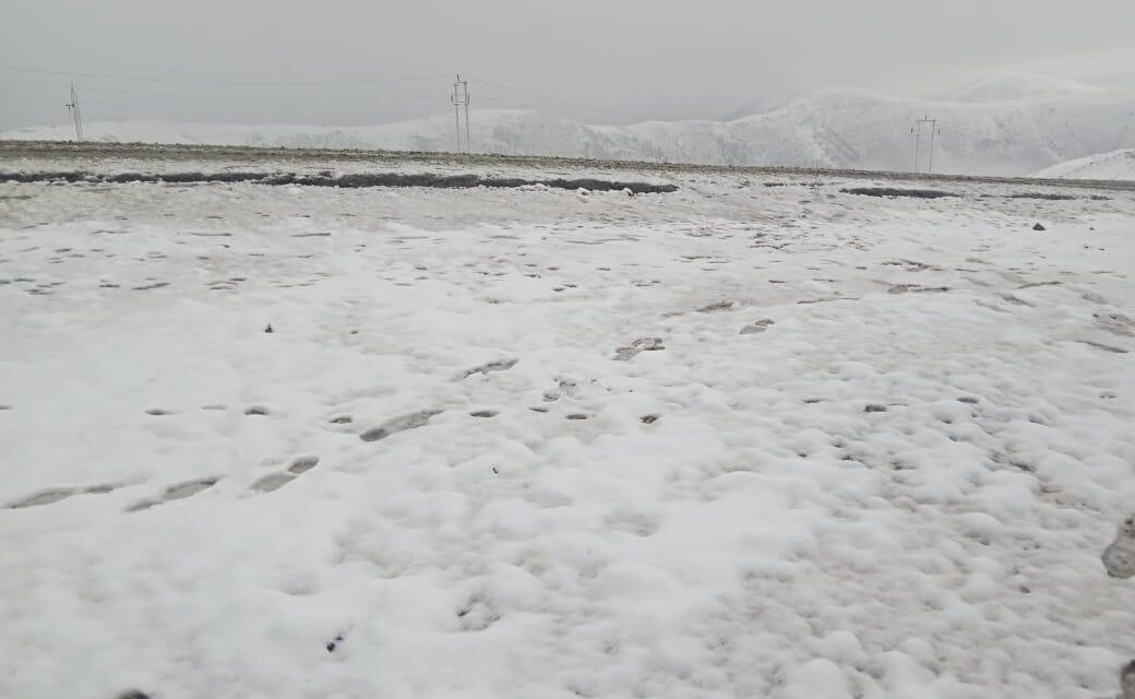 Kashmir higher reaches receive fresh snowfall, temperature plummets;Gurez-Bandipora, Sinthan-Kishtwar and Margan roads closed