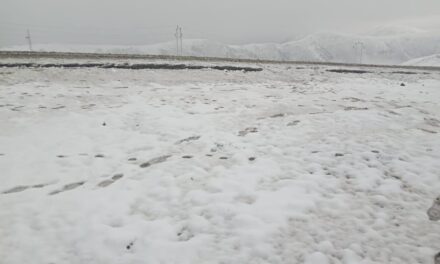 Kashmir higher reaches receive fresh snowfall, temperature plummets;Gurez-Bandipora, Sinthan-Kishtwar and Margan roads closed