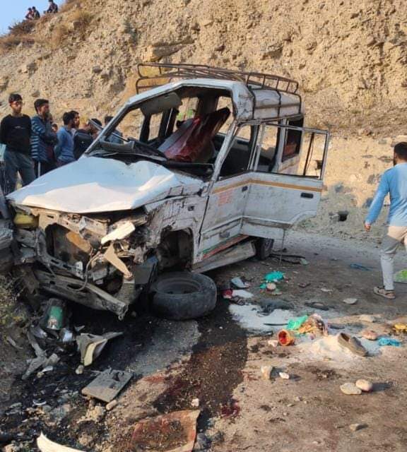 4 dead, 10 injured after vehicle falls into gorge in Karnah