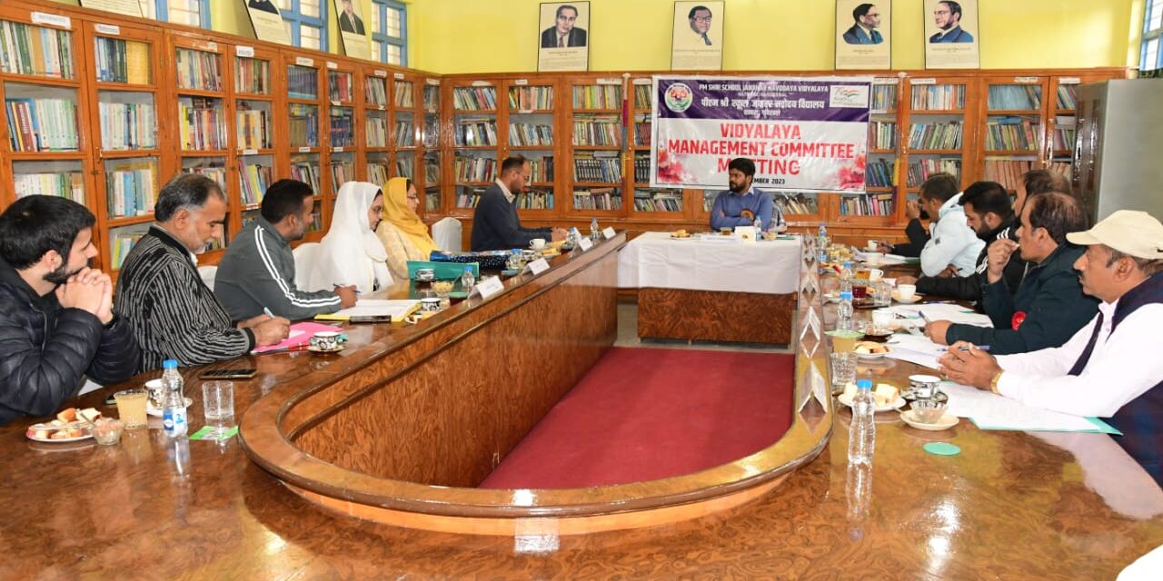 DC Ganderbal chairs Vidyalaya Management Committee meeting at JNV Hatbura