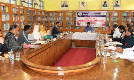 DC Ganderbal chairs Vidyalaya Management Committee meeting at JNV Hatbura