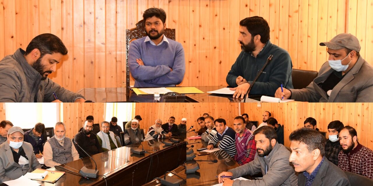 DEO Ganderbal discusses Special Summary Revision with representatives of Political Parties