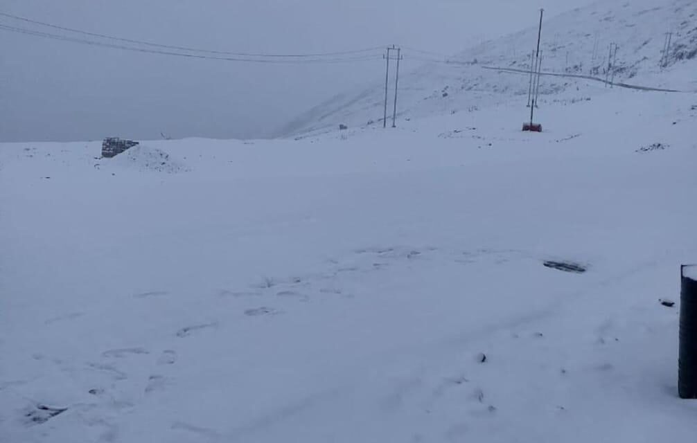 Bandipora-Gurez road closed after snowfall at Razdan Top