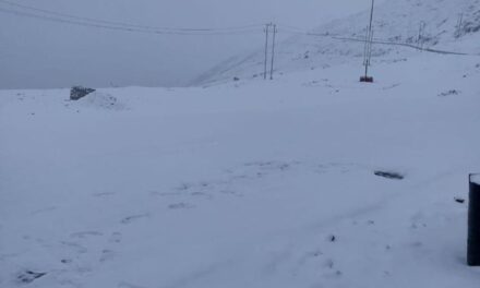 Bandipora-Gurez road closed after snowfall at Razdan Top