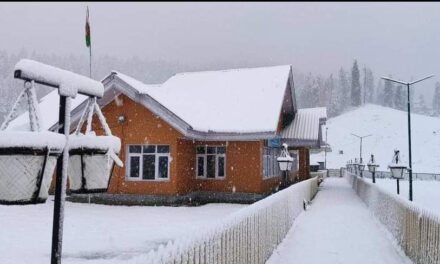 Rains drench plains; snowfall in Gulmarg, other upper reaches in Kashmir;MeT Predicts Decrease In Precipitation From Late Afternoon, Dry Weather From Weekend