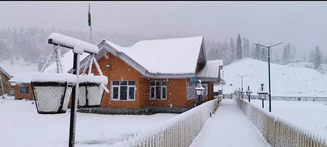 Rains drench plains; snowfall in Gulmarg, other upper reaches in Kashmir;MeT Predicts Decrease In Precipitation From Late Afternoon, Dry Weather From Weekend