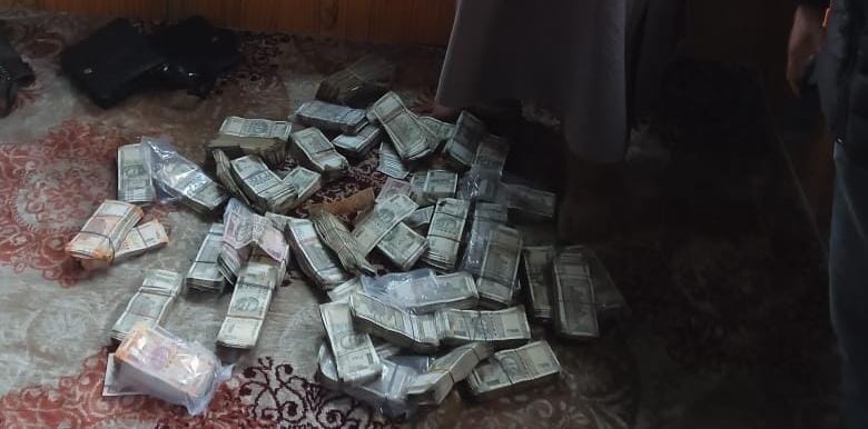 Man held along with 30 lacs, charas powder in Shopian