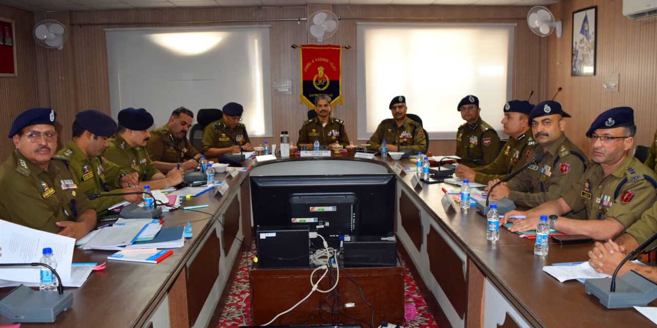 DGP J&K visits Rajouri interacts with field officers;Chairs meetings of officers of Army, CAPFs; addresses darbar of officers & Jawans;Says J&K Police is best force to fight terrorism