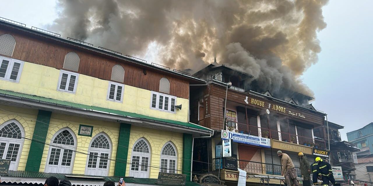 Fire breaks out in Bohri Kadal, F&ES on job