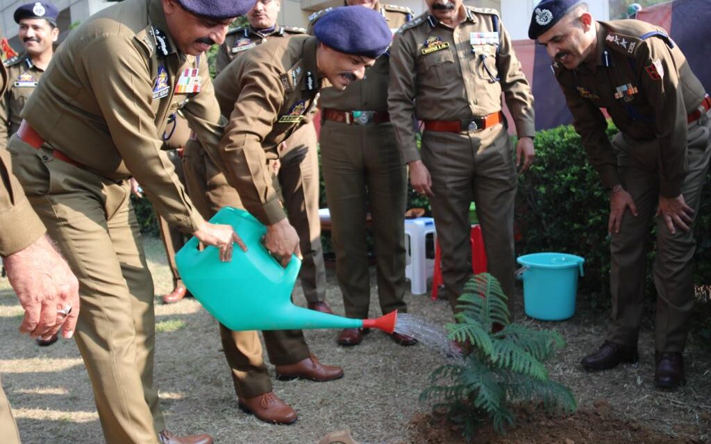 DGP J&K Shri R.R. Swain visits Railway Headquarters Jammu;Reviews security of Railways and functioning of GRP in the UT
