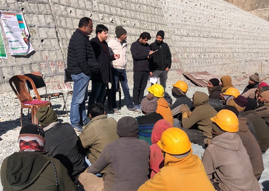 Labour department Ganderbal organised awareness camp at Gagengeer Sonamarg Z-morh tunnel