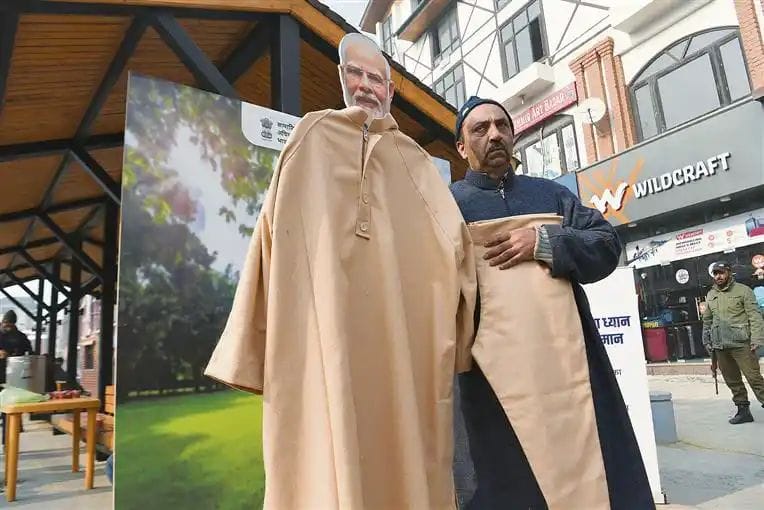 PM’s life-size cut-out adorned with ‘pheran’ in Srinagar