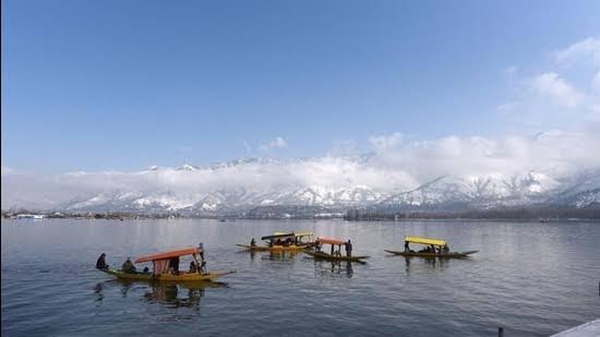 Kashmir shivers as night temp falls again;Pahalgam records coldest night of season at minus 6.9 degree Celsius