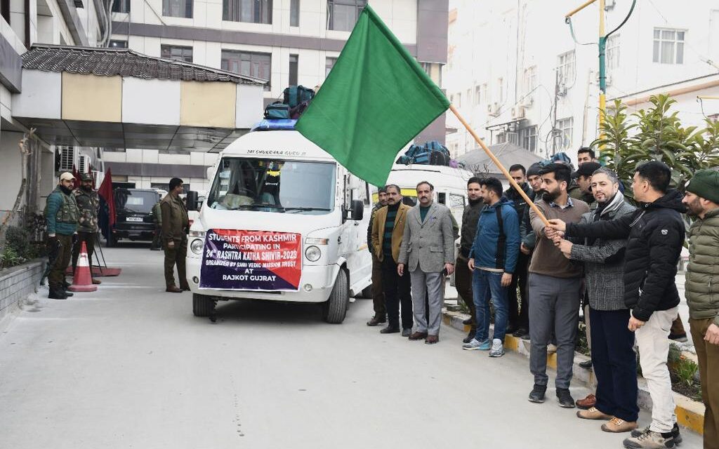 Police Flags Off group of Students for 24th Rashtra Katha Shivir