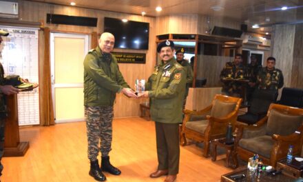 DGP J&K visits Victor Force Awantipora; appreciates synergy between forces 