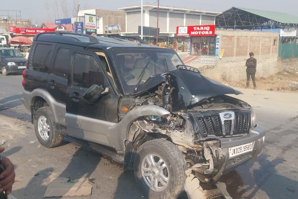 Former CM escapes unhurt in road accident in Anantnag