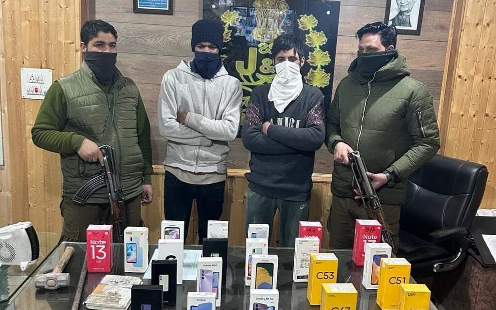 Police solves theft case in Pulwama, 02 arrested, Stolen property worth lacs recovered