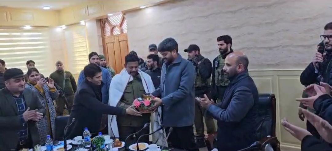 District Admin bids warm farewell to outgoing SSP Ganderbal