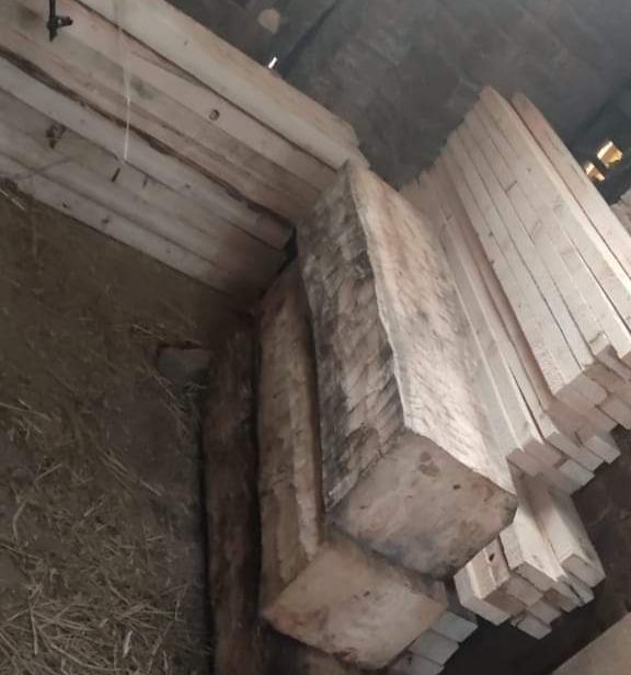 Police seizes illicit timber worth lacs in Budgam