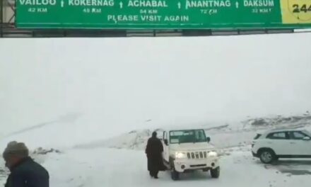 Tourists head to Sinthan Top amid lack of snow in valley