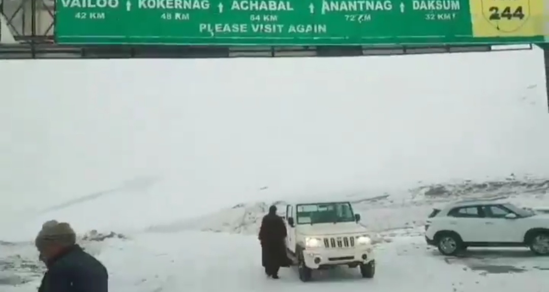 Tourists head to Sinthan Top amid lack of snow in valley