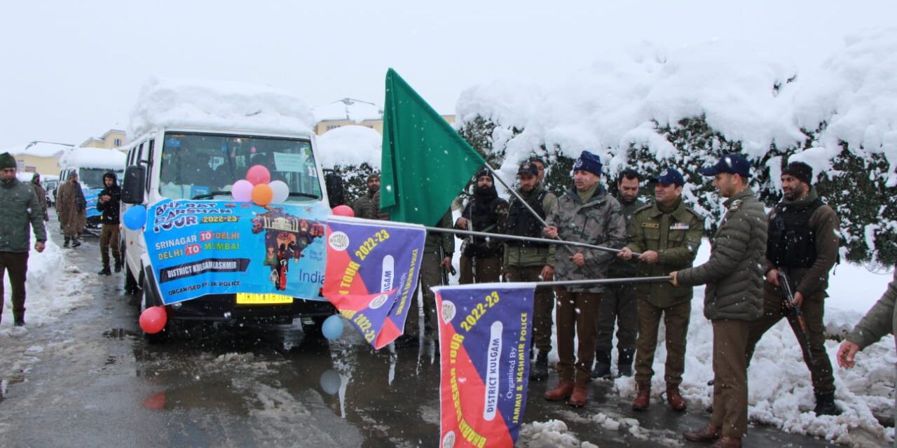 Police flags off group of students of District Kulgam for Bharat Darshan Tour