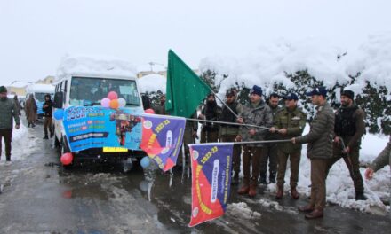 Police flags off group of students of District Kulgam for Bharat Darshan Tour