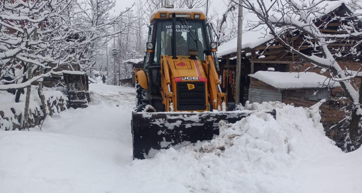 R&B clears snow from 200KM strech of roads in Ganderbal:Executive Engineer Tatheer Manzoor