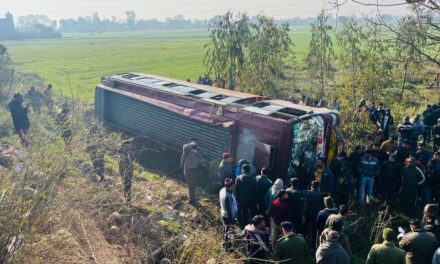 16 people injured as bus overturns in Jammu