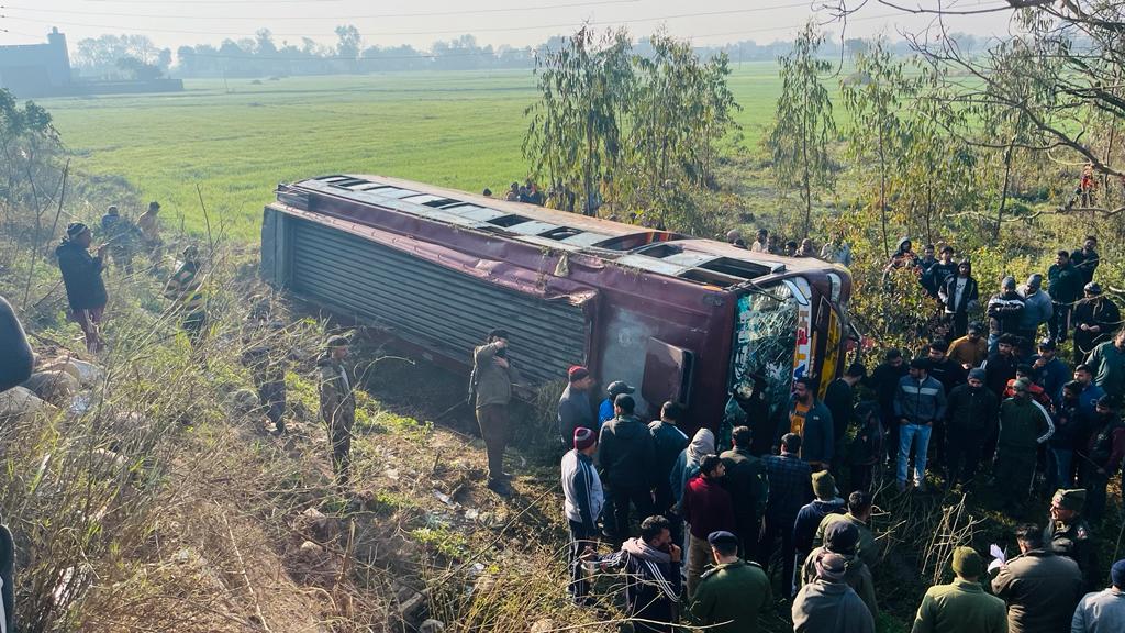 16 people injured as bus overturns in Jammu