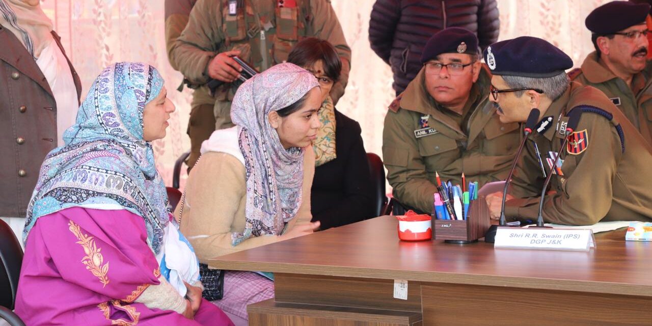 DGP J&K visits Baramulla; presides over Public Grievance Redressal Programme, officers meeting