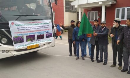 Group of 60 progressive orchardists flagged-off to CoE Zawoora under ATMA at Ganderbal