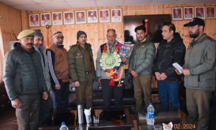 Ganderbal Police accorded warm send off officer on his superannuation at DPL