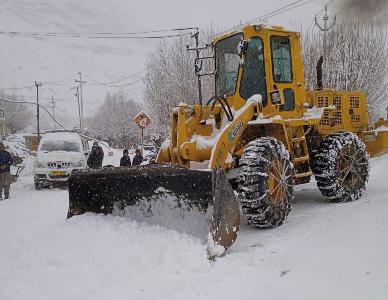 District Admin Kargil launches snow clearance measures to ensure uninterrupted public services;100 percent roads cleared in town under Municipal Area