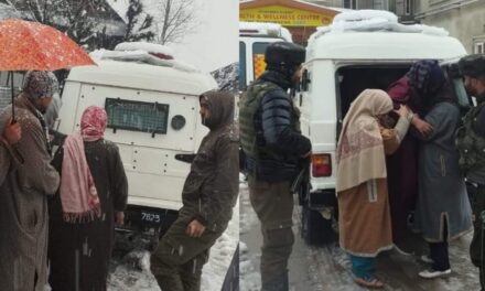 Police rescues Pregnant women amidst heavy snowfall in Sopore