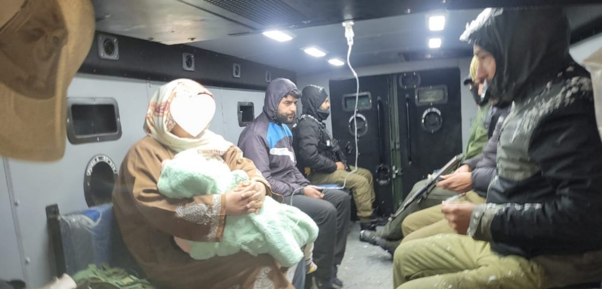 Police evacuates critically ill child to Hospital amid heavy accumulation of Snow & slippery road in Kulgam