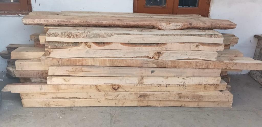 Police recovered Illicit timber in Sopore